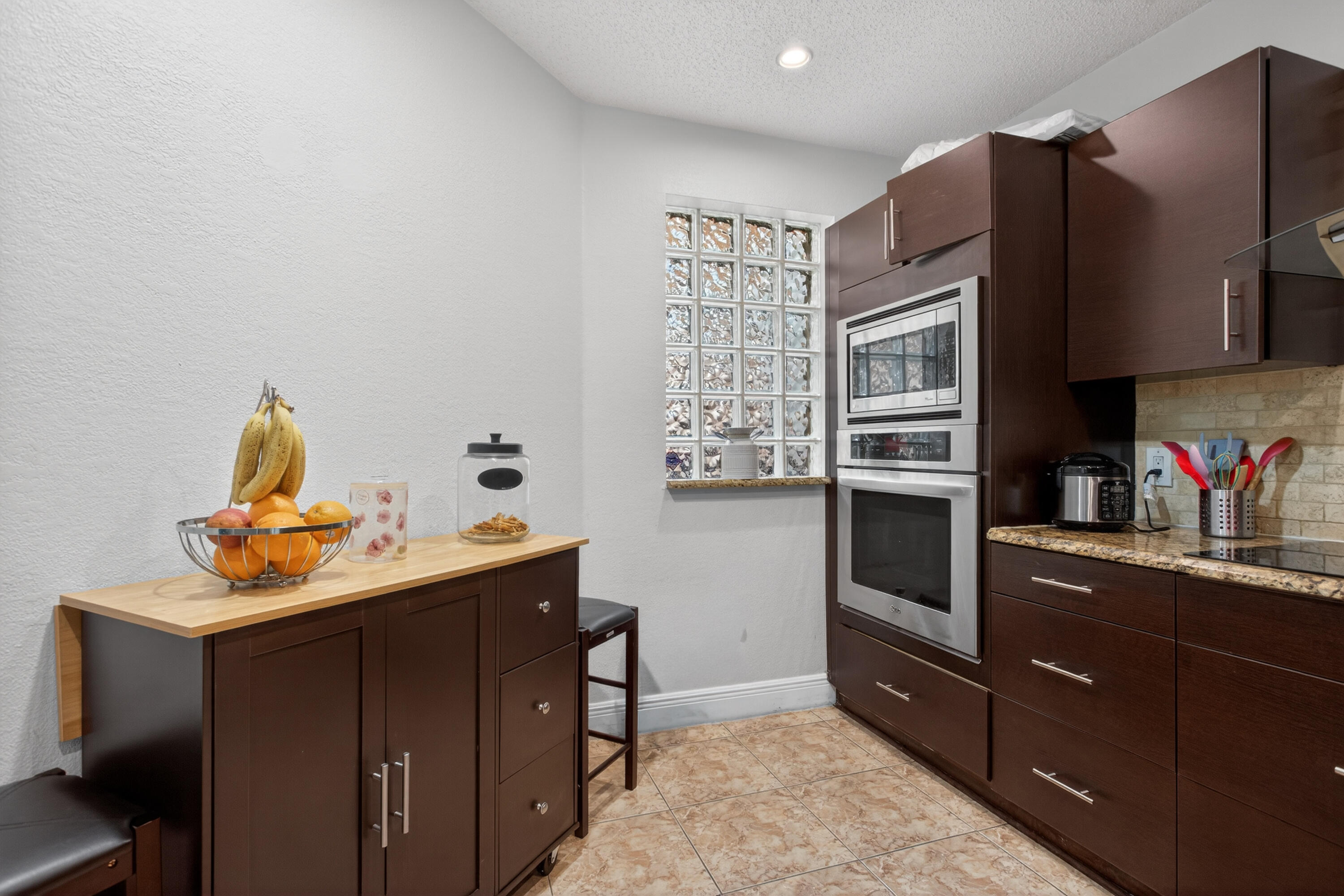 BAYVIEW VILLAGE E CONDO - Residential