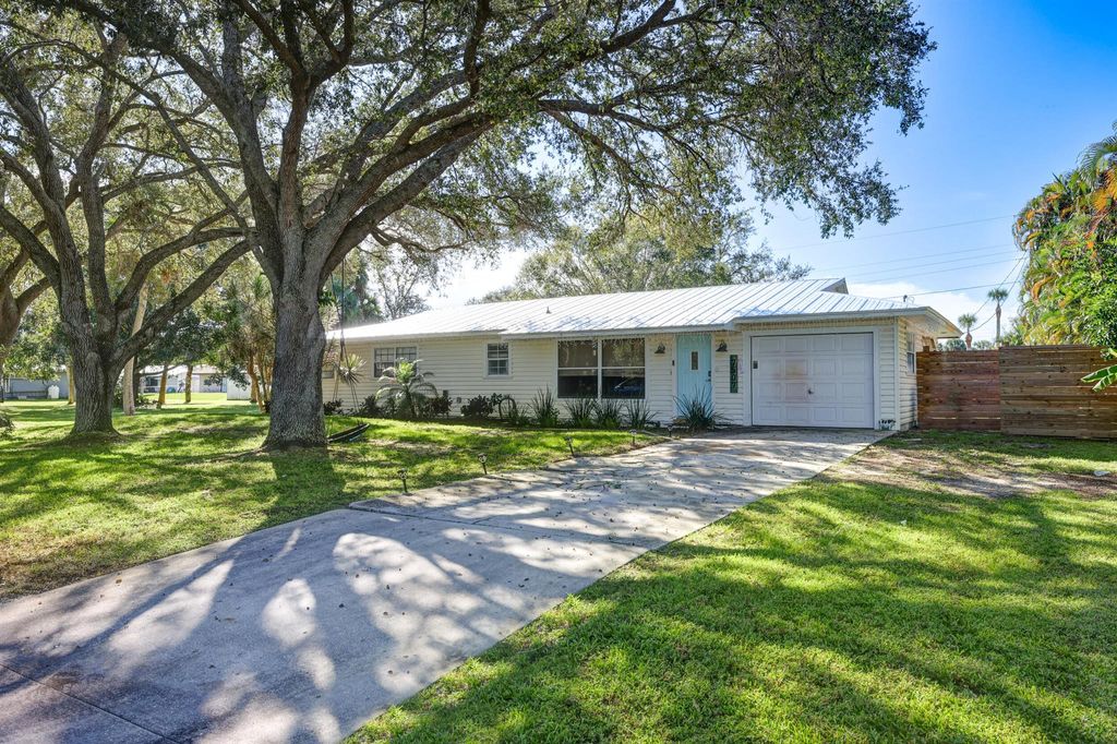 Photo of 7507 Pacific Avenue, Fort Pierce, FL 34951 (MLS # R10927883)
