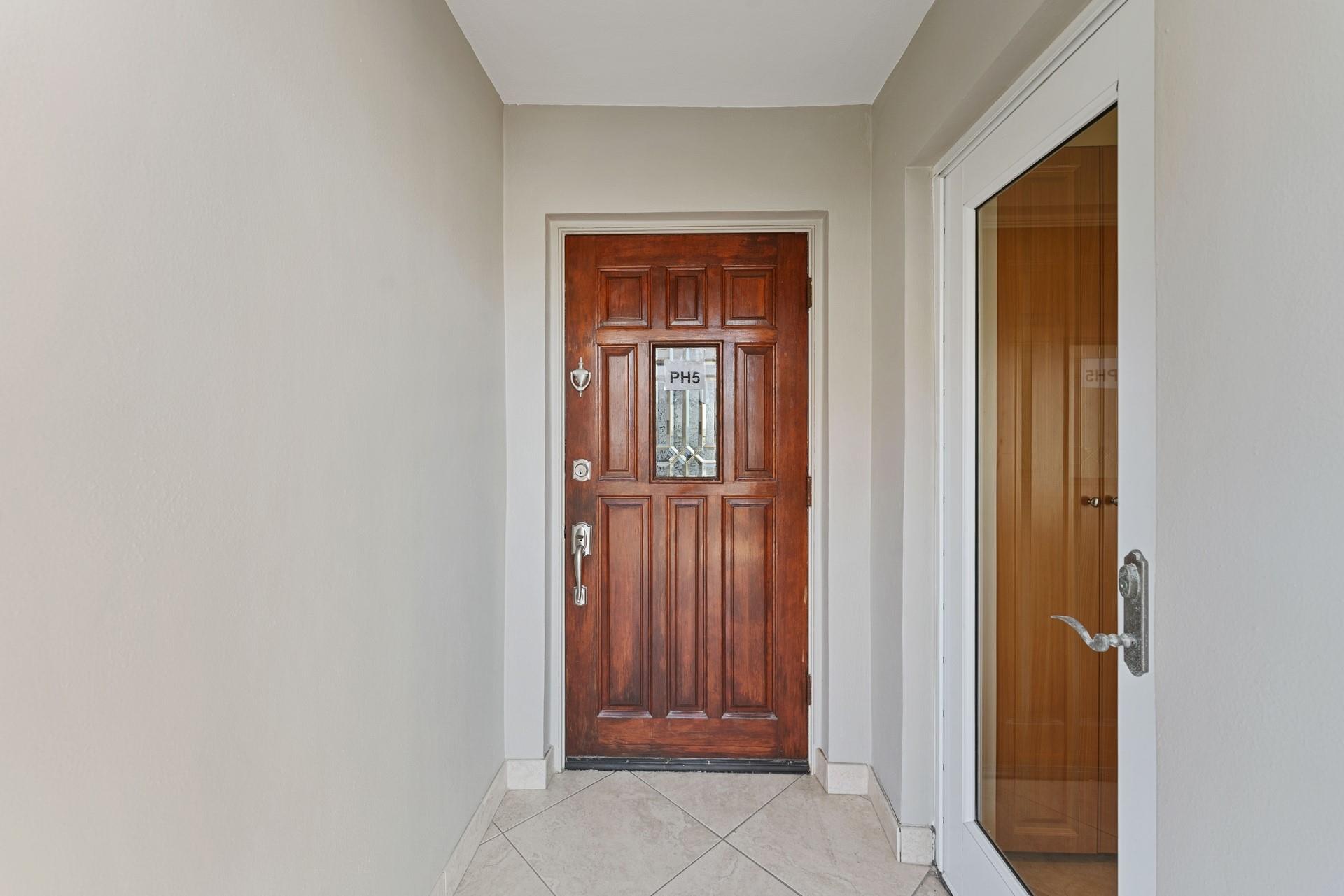615 N Riverside Dr PH5