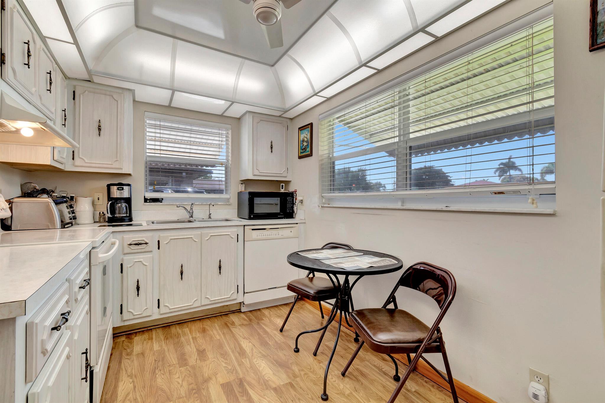 COUNTRY MANORS - Residential