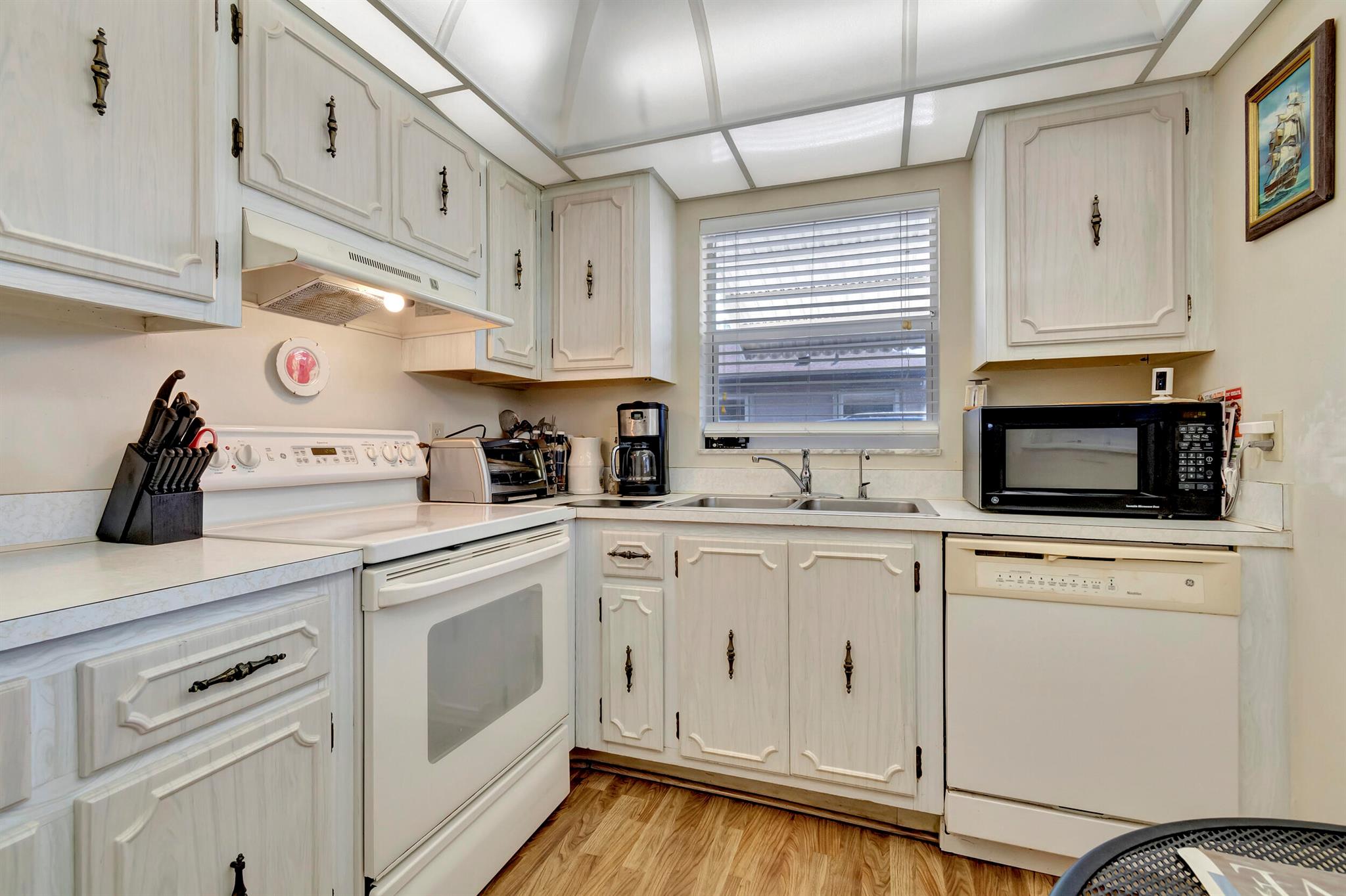 COUNTRY MANORS - Residential