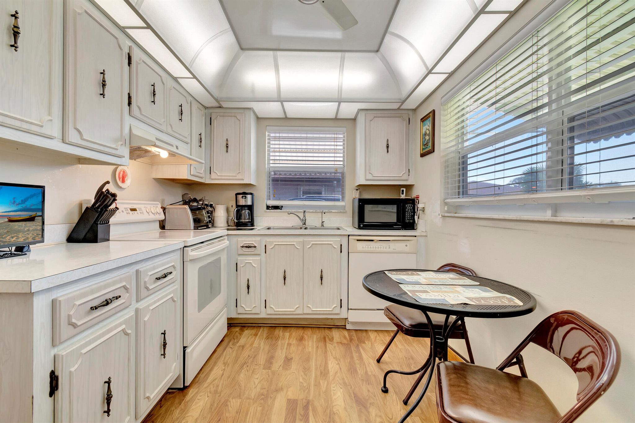 COUNTRY MANORS - Residential