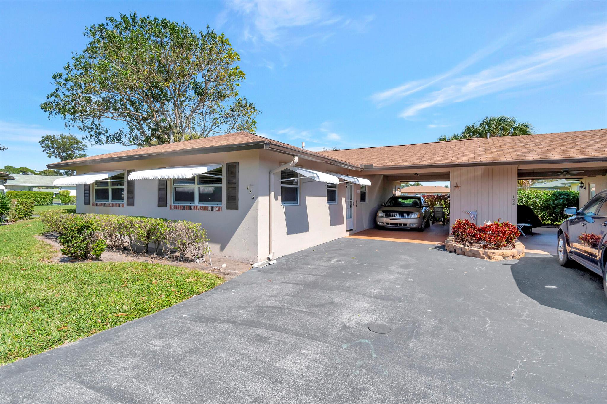 COUNTRY MANORS - Residential