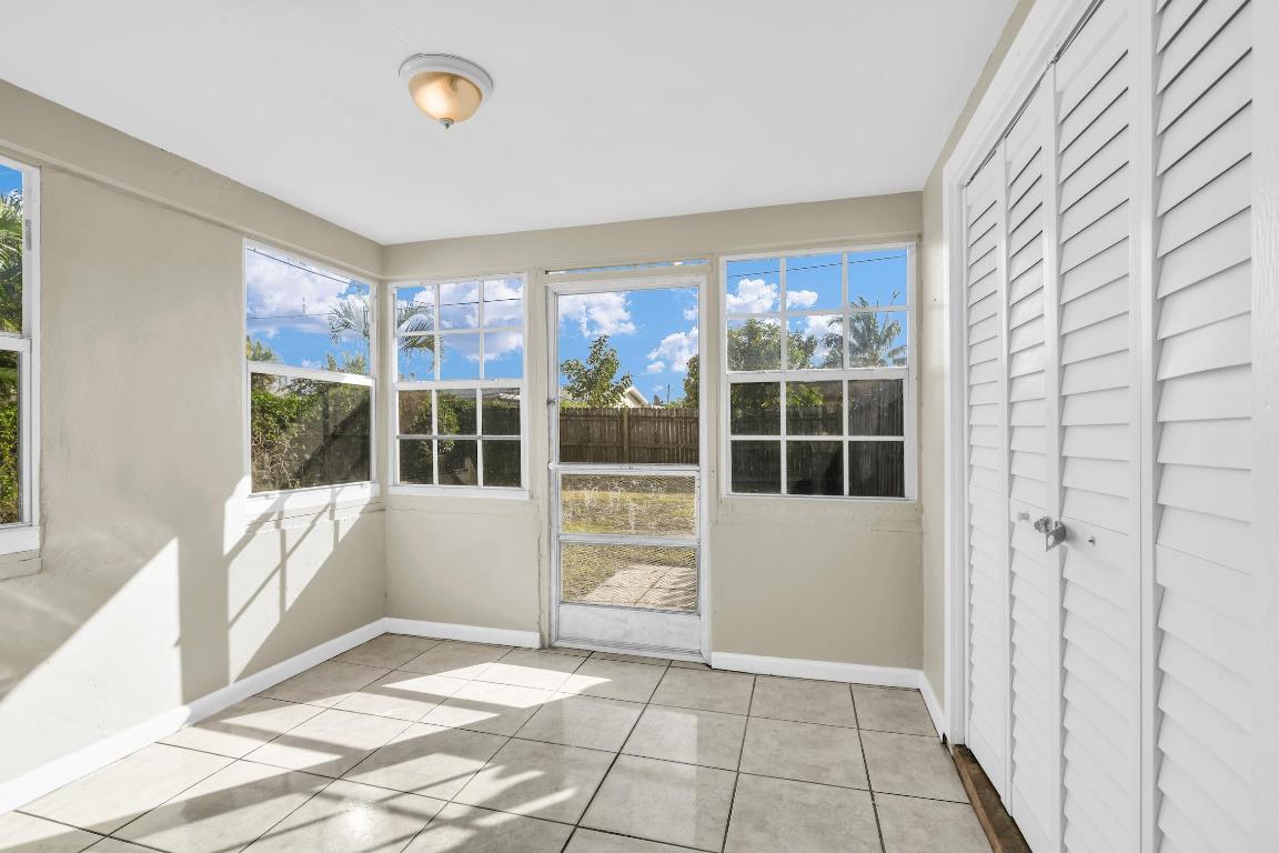 SEACREST ESTATES - Residential Lease