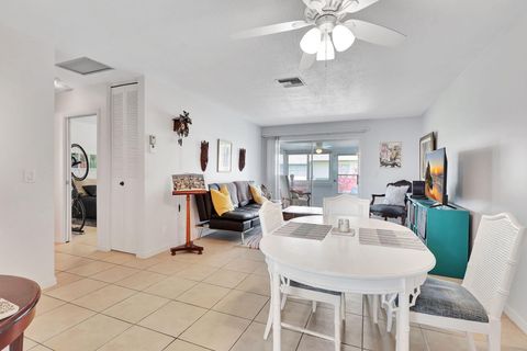 Condominium in West Palm Beach FL 2955 Crosley Drive West Dr 2.jpg