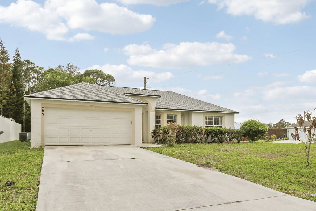 Photo of 702 SE Lighthouse Avenue SE, Port Saint Lucie, FL 34983 (MLS # B26005292)