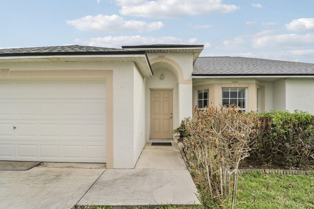 Photo of 702 SE Lighthouse Avenue SE, Port Saint Lucie, FL 34983 (MLS # B26005292)