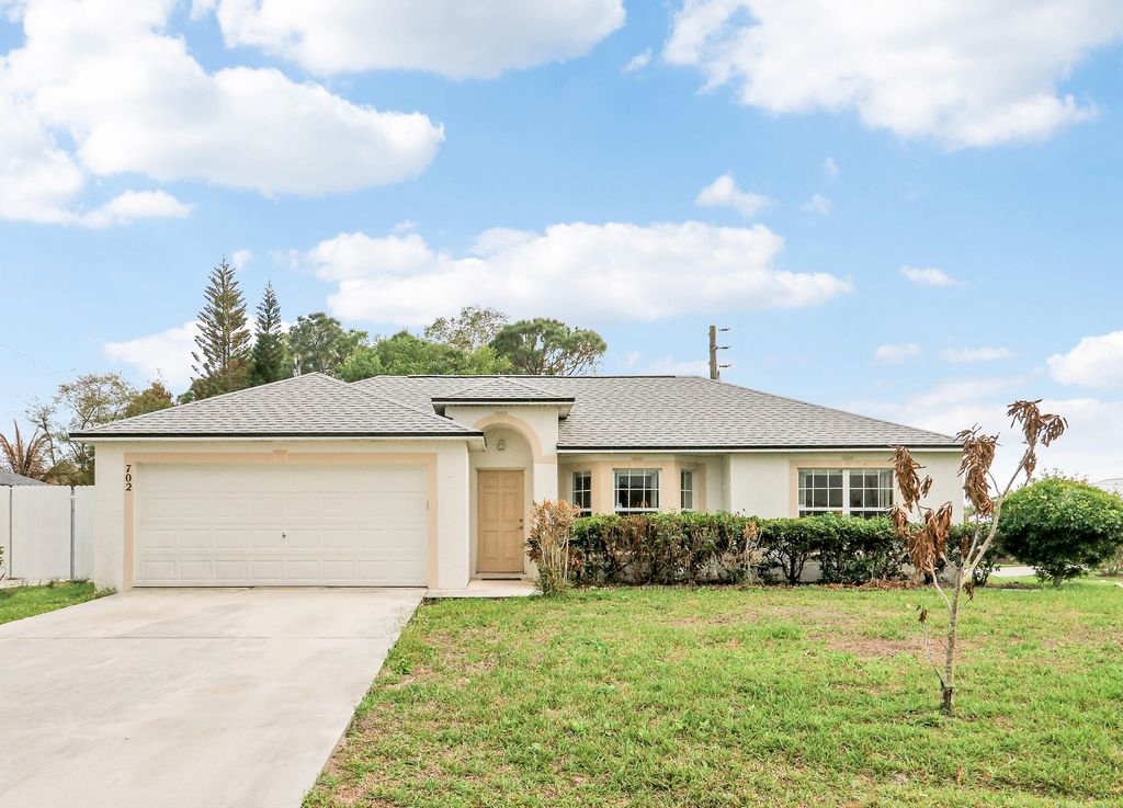 Photo of 702 SE Lighthouse Avenue SE, Port Saint Lucie, FL 34983 (MLS # B26005292)