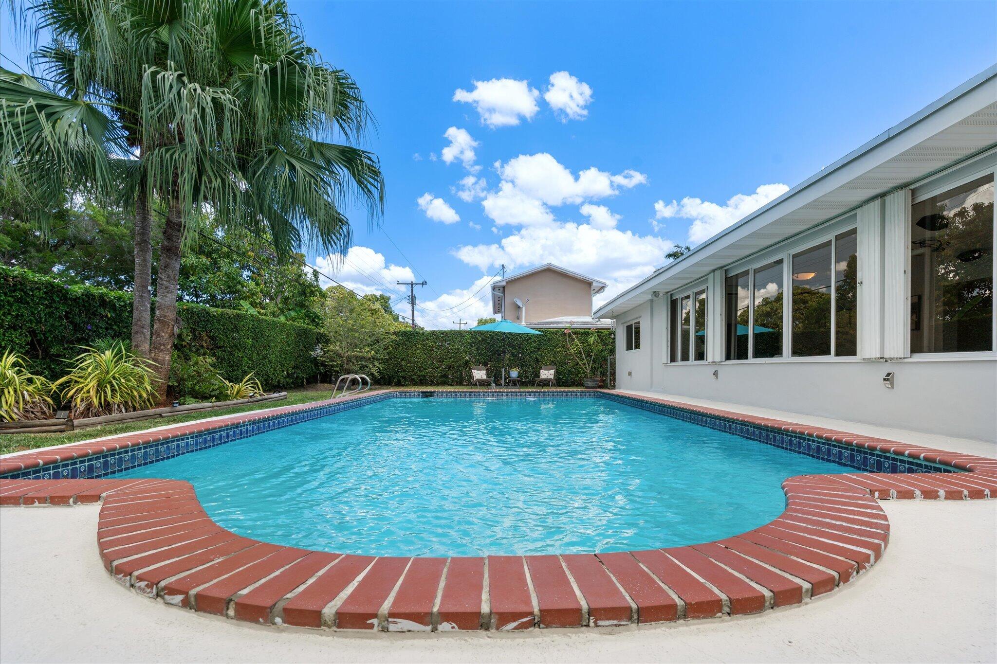 FONTAINEBLEAU GARDENS 1ST ADDN - Residential