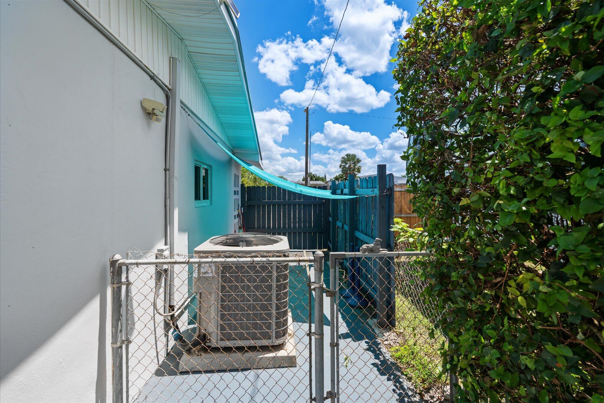 FONTAINEBLEAU GARDENS 1ST ADDN - Residential