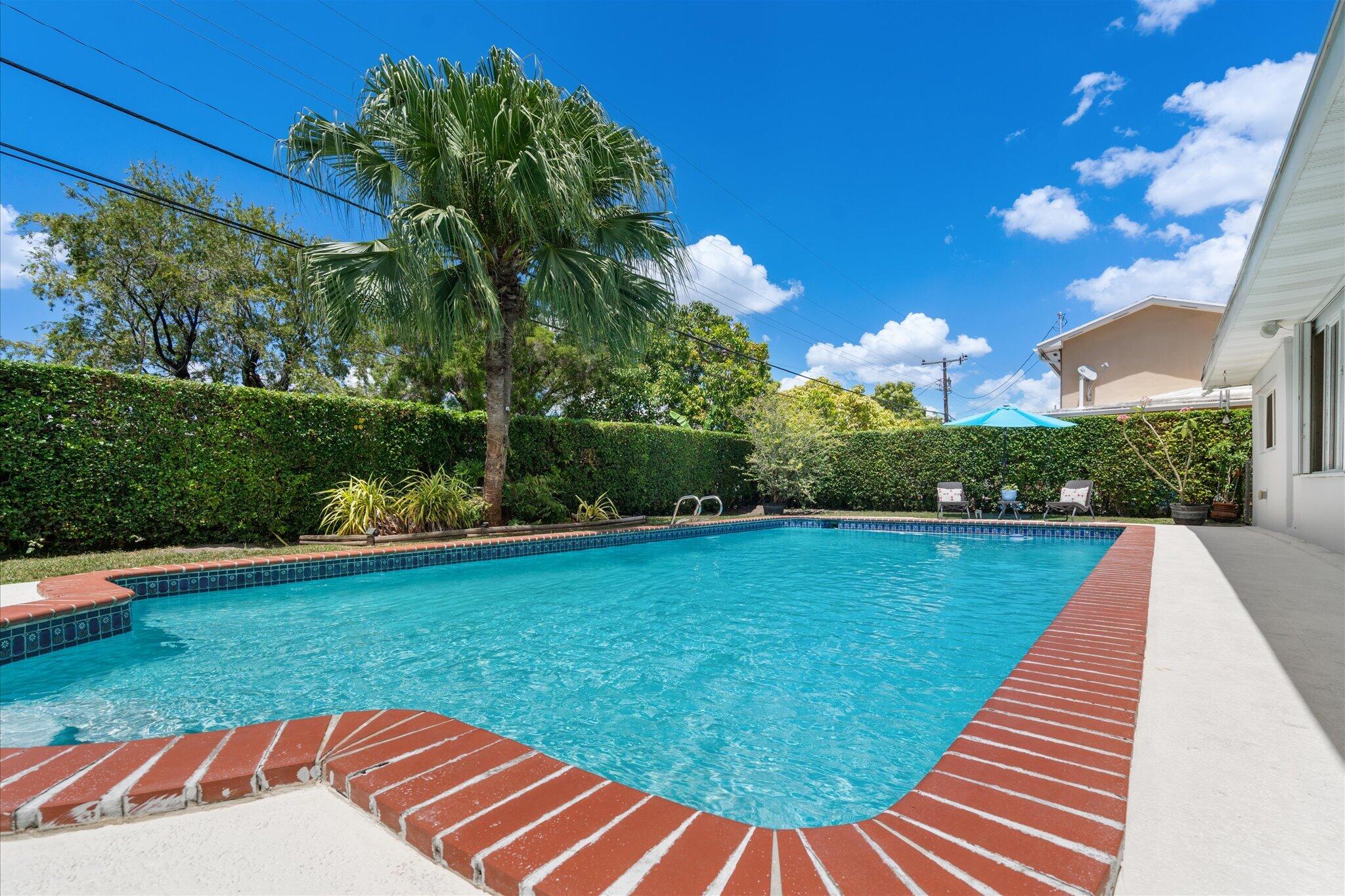 FONTAINEBLEAU GARDENS 1ST ADDN - Residential