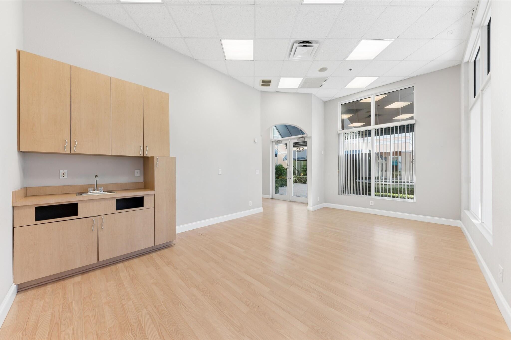 826 N Dixie Highway 11-15