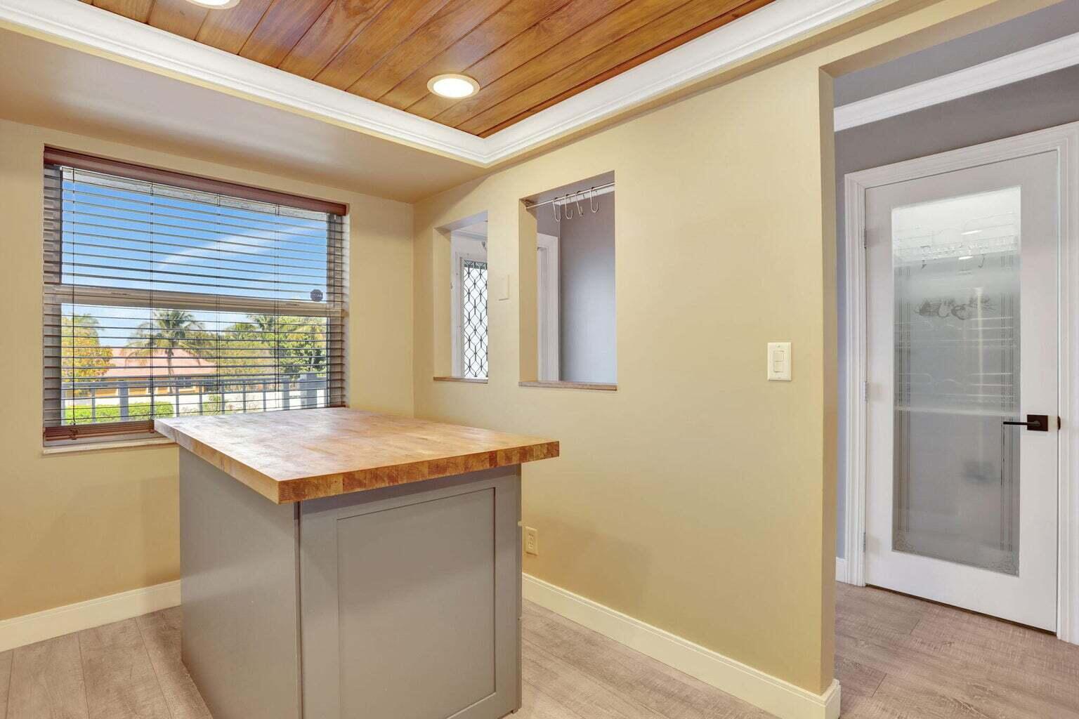 PALM SPRINGS 2 - Residential Lease
