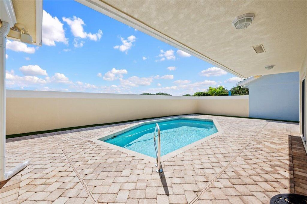 Photo of 180 Ridge Road, Jupiter, FL 33477 (MLS # R10985991)