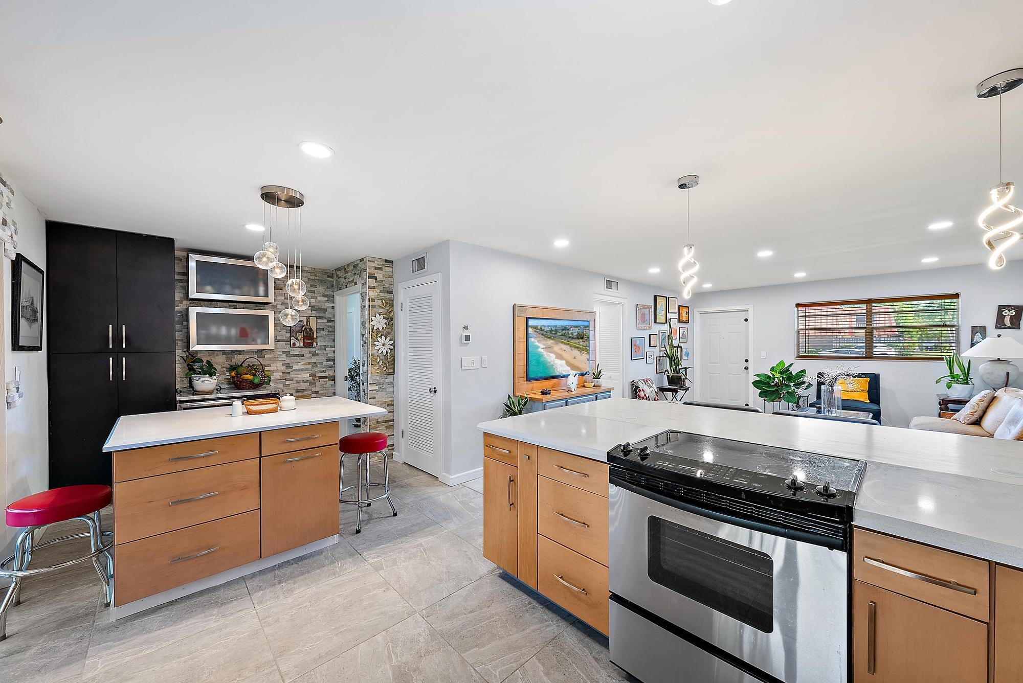MERIDIAN CONDO 10 - Residential