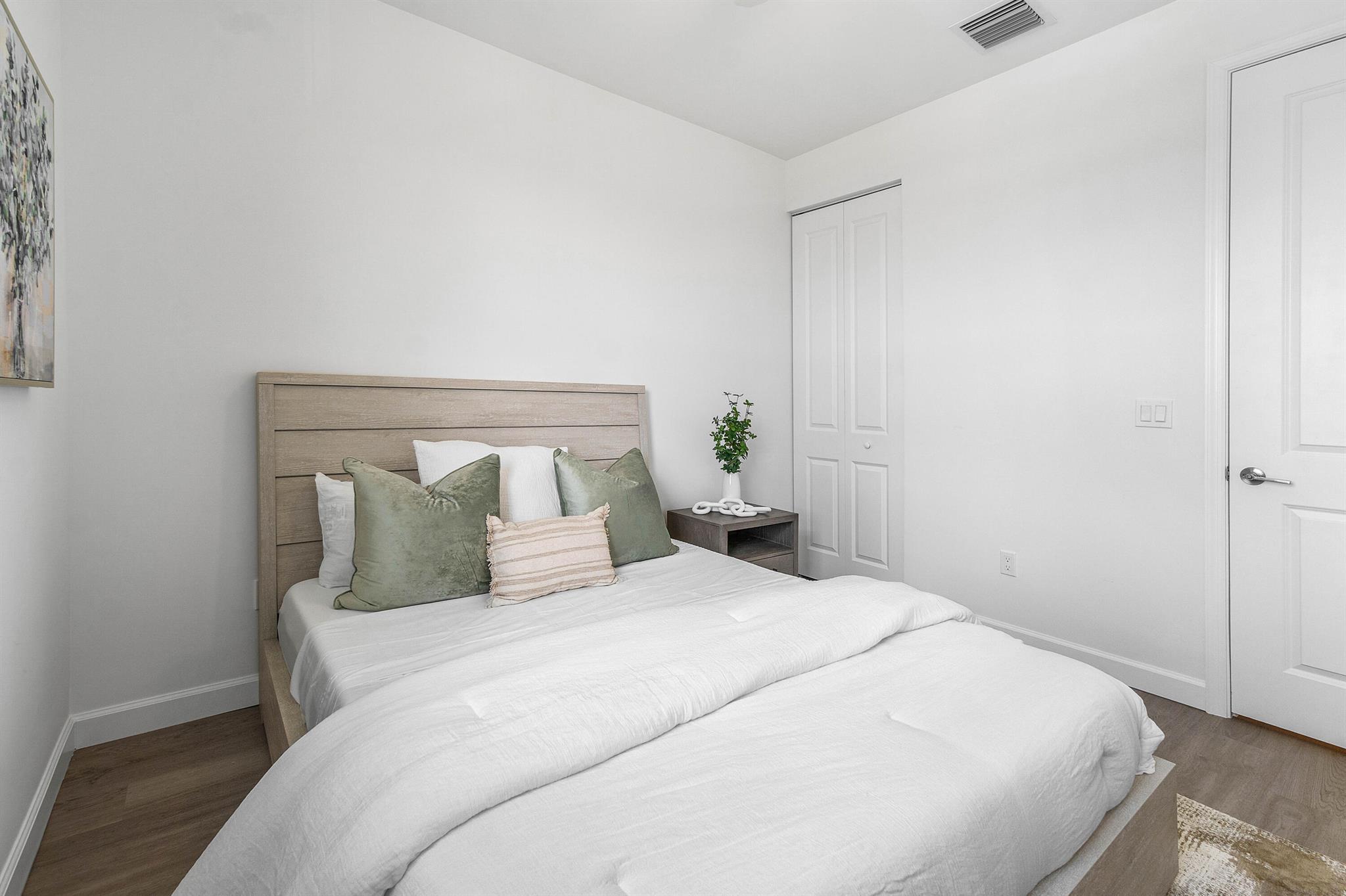 SYMPHONY PLACE - Residential