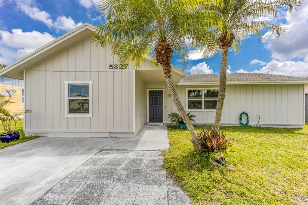 Photo of 5827 SE Avalon Drive, Stuart, FL 34997 (MLS # R10742940)