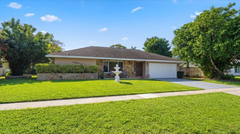 Townhomes and Villas with Garages For Sale in Palm Beach County, FL 113 11576 Sanderling Drive Wellington FL 33414