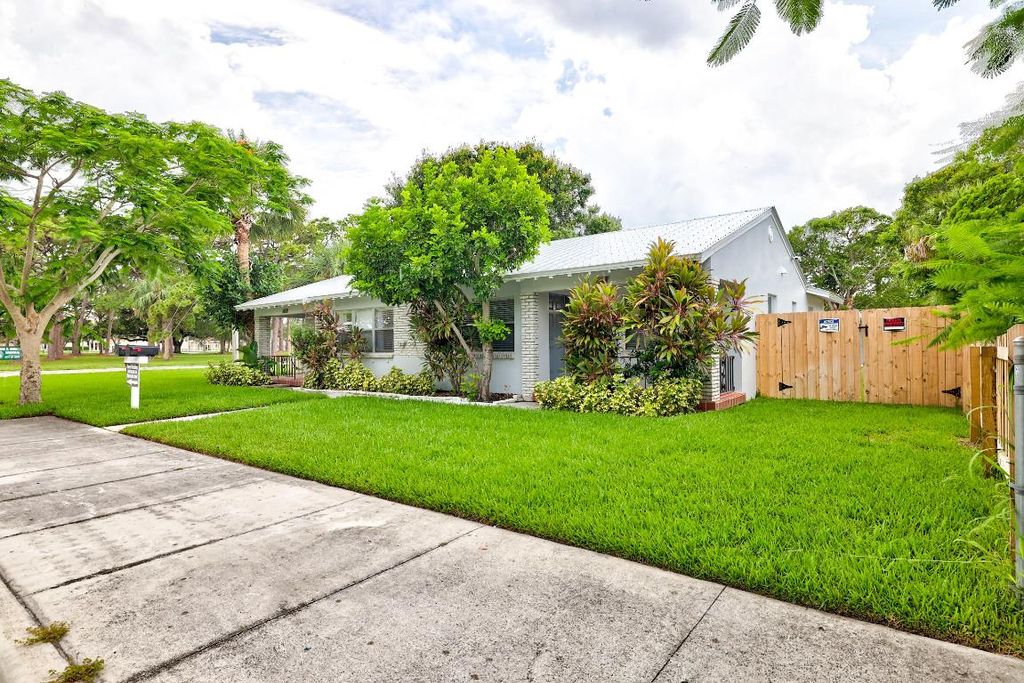 Photo of 125 S 10th Street, Fort Pierce, FL 34950 (MLS # R11142168)