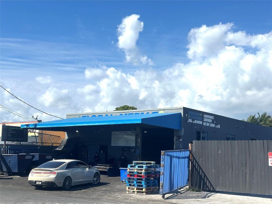 Warehouse thriving industrial corridor. Offered with existing lease offering great return or vacant option for owner user.  Easy to show during business hours.