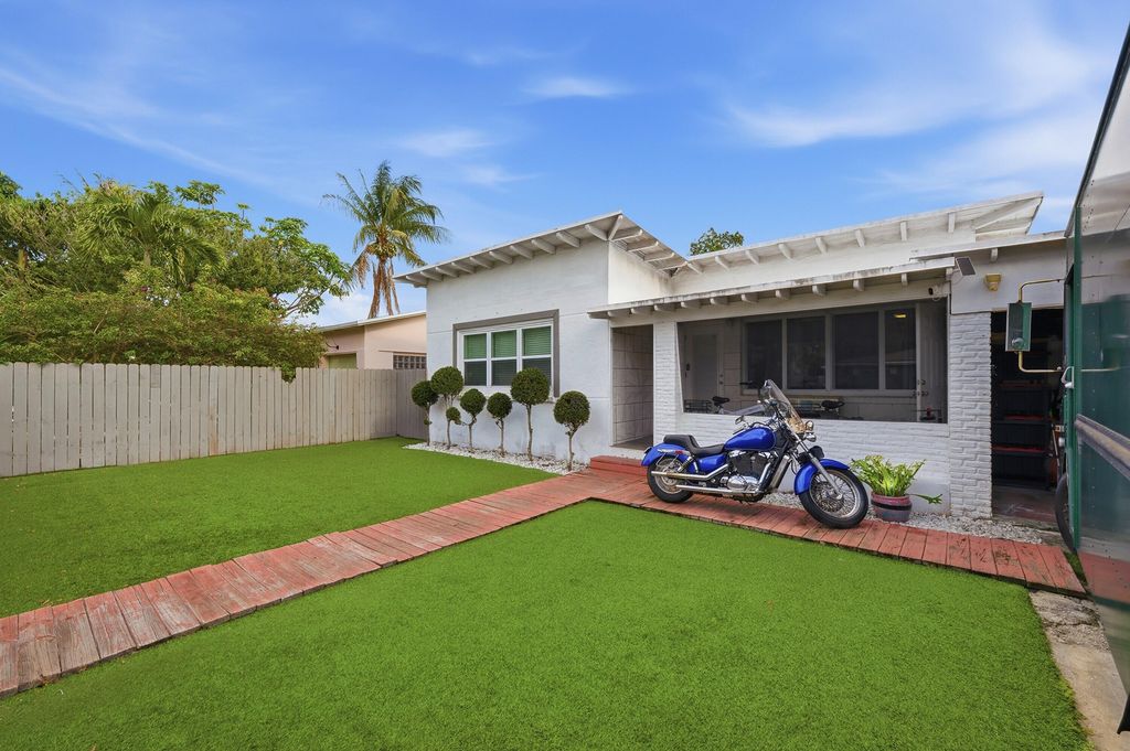 Photo of 516 SW 15th Street #1-1, Fort Lauderdale, FL 33315 (MLS # B26016401)