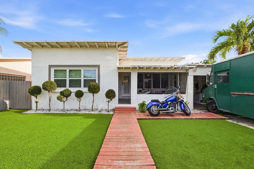 Photo of 516 SW 15th Street #1-1, Fort Lauderdale, FL 33315 (MLS # B26016401)