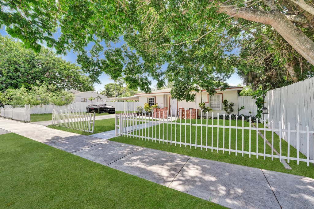 Photo of 2442 FUNSTON Street, Hollywood, FL 33020 (MLS # B26060049)