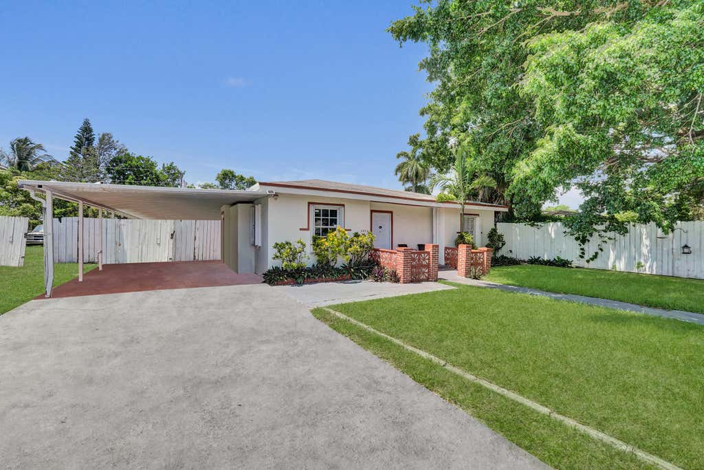 Photo of 2442 FUNSTON Street, Hollywood, FL 33020 (MLS # B26060049)