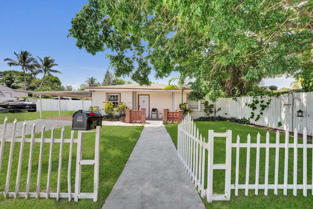 Photo of 2442 FUNSTON Street, Hollywood, FL 33020 (MLS # B26060049)