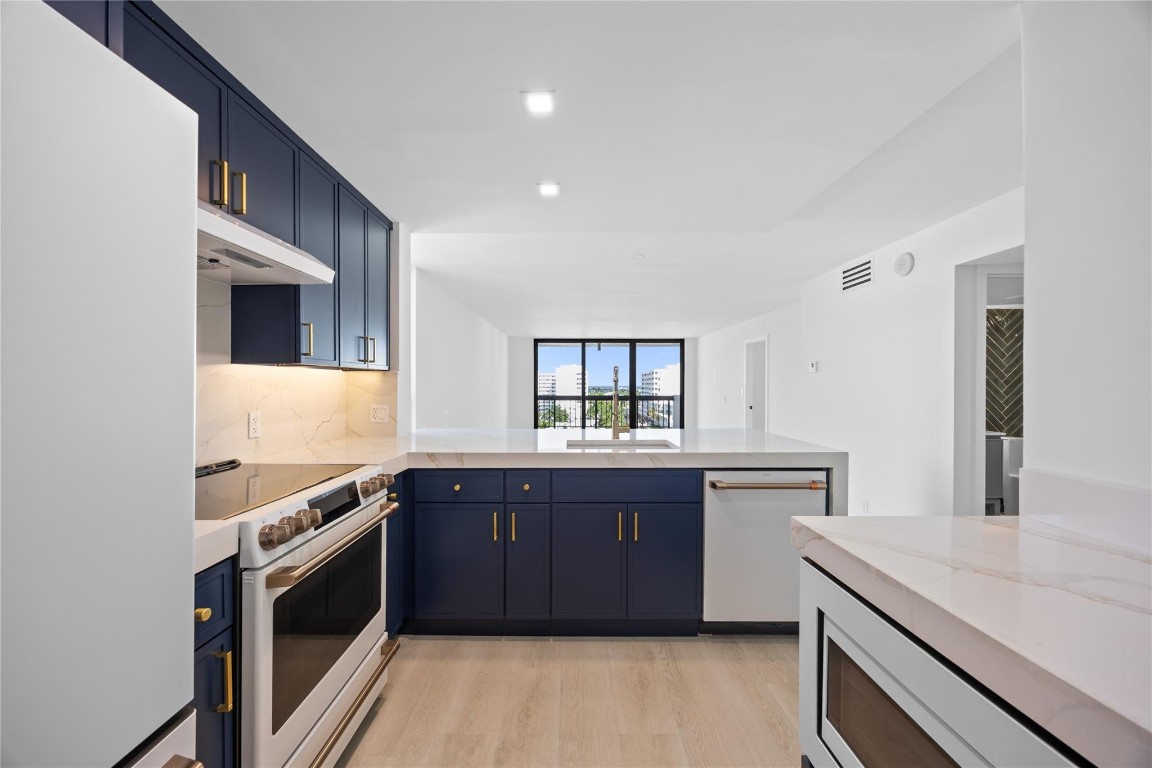 4800 Bayview Drive 901