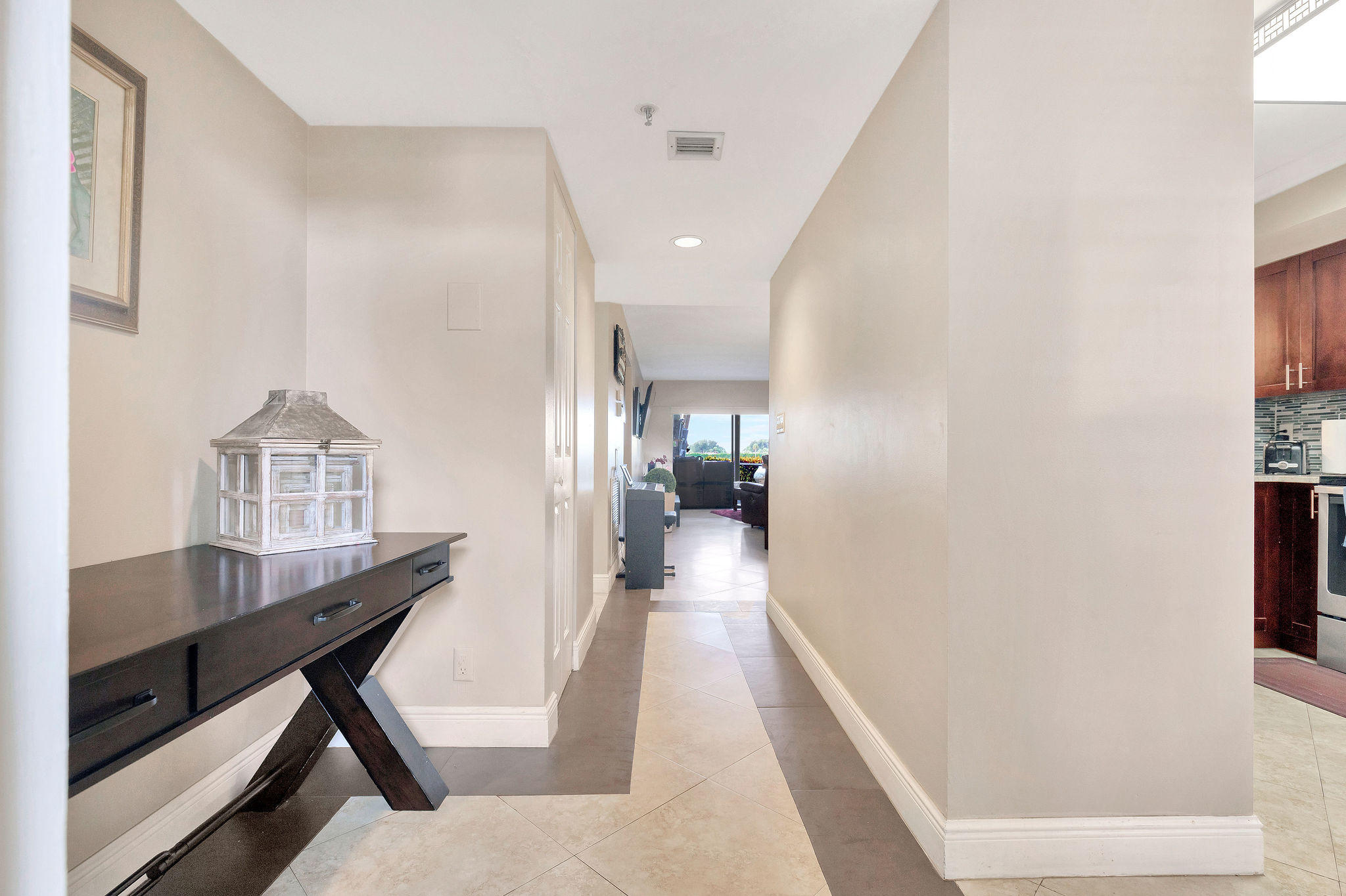 Renovated, recently painted, washer-dryer in unit Beautiful of Via Misner Golf Course..