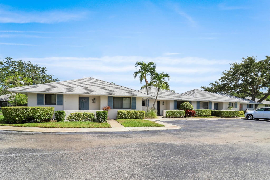 Photo of 302 Club Drive, Palm Beach Gardens, FL 33418 (MLS # R11019650)