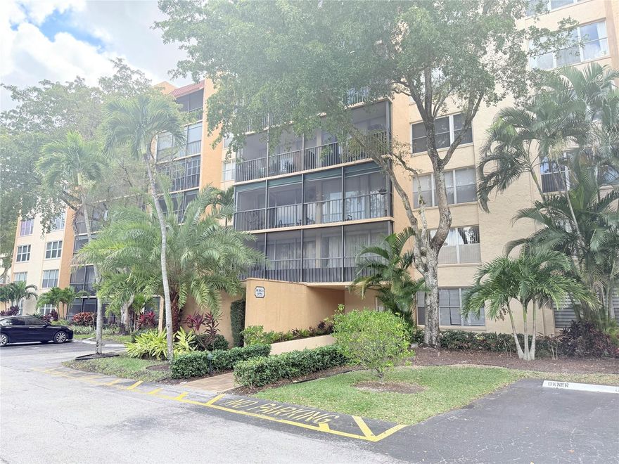Live the Florida Lifestyle!
Step into this BRIGHT, SPACIOUS, and ELEGANTLY DECORATED 3BR/2BA corner condo, beautifully maintained and ready to move in. The renovated kitchen shines with sleek white cabinets, a new microwave, and a 2018 dishwasher. Relax in the large primary suite with a walk-in closet, or unwind in your screened Florida room as you enjoy breathtaking sunsets and peaceful golf course views.
Freshly painted in 2023, with impact windows, newer sliding doors, and modern comforts including a keyless video-entry door, AC & water heater (2020), and AC monitoring system.
Located in an active 55+ community with every amenity you could want — heated pools, pickleball, tennis, fitness center, bowling, billiards, and more!