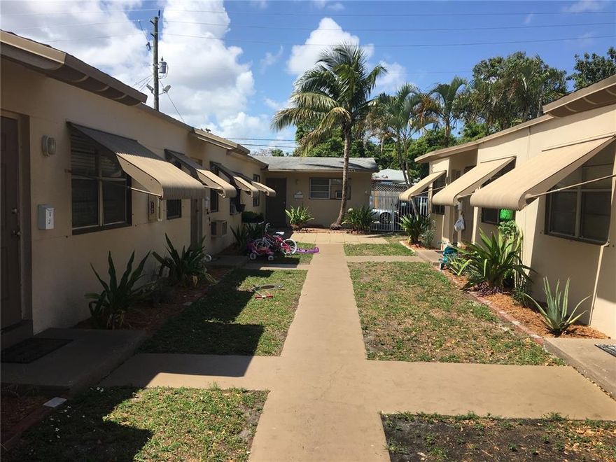 veryt nice large studio for rent  full kitchen with full bathroom  nice size closet  great cenral location  close to downtown hollywood beaches and resturants