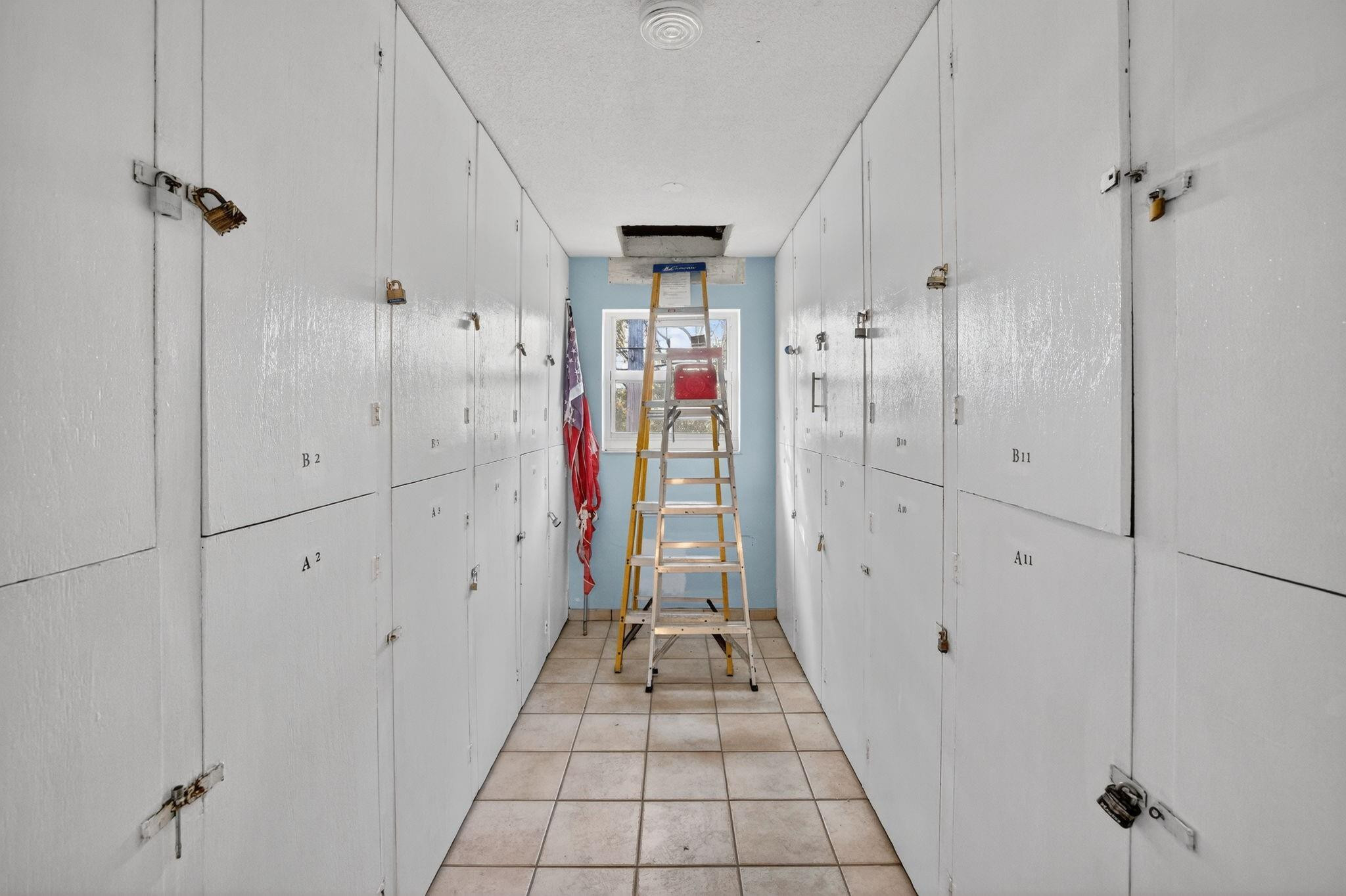 CRYSTAL COURT MANOR - Residential