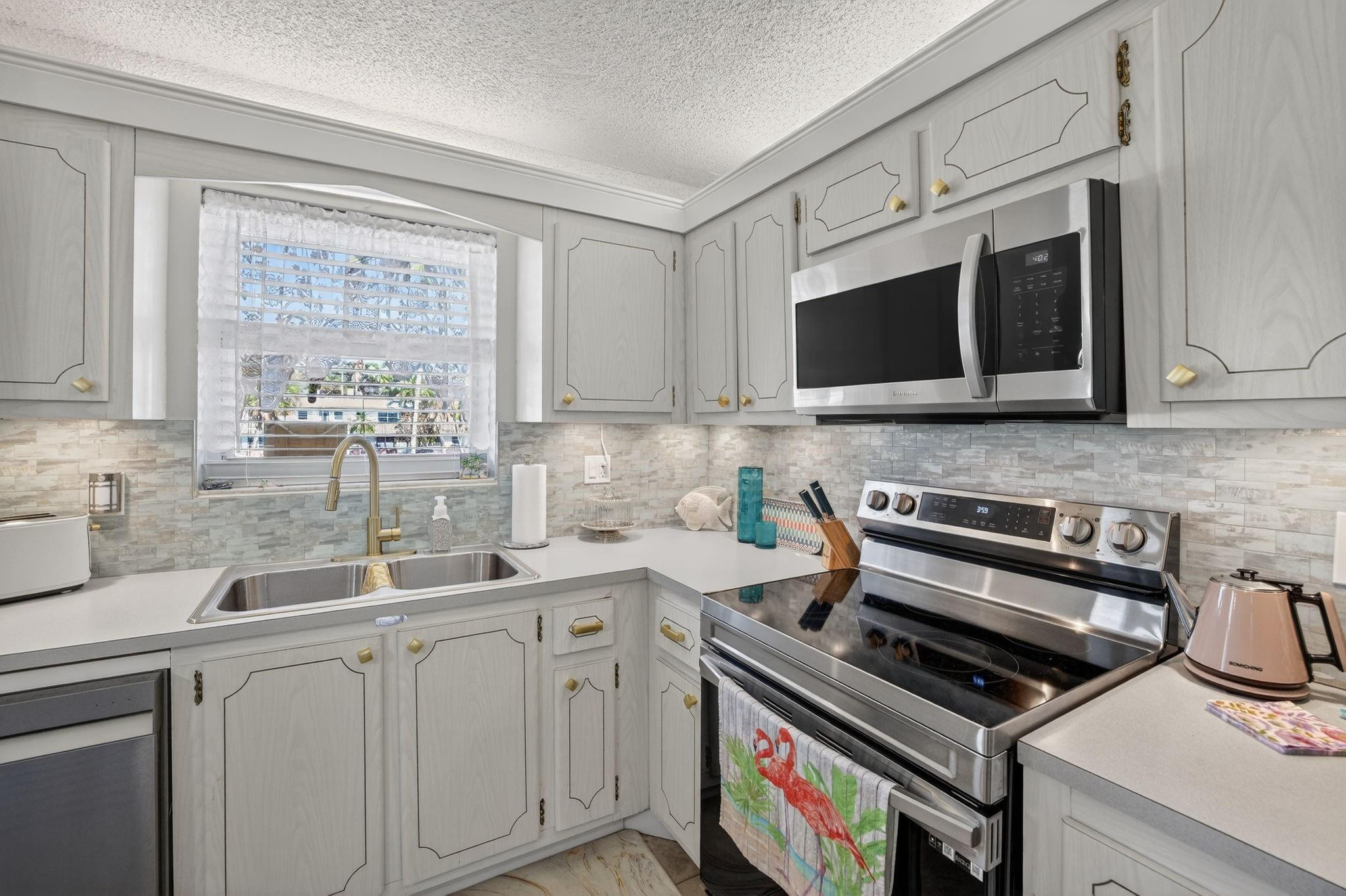 CRYSTAL COURT MANOR - Residential