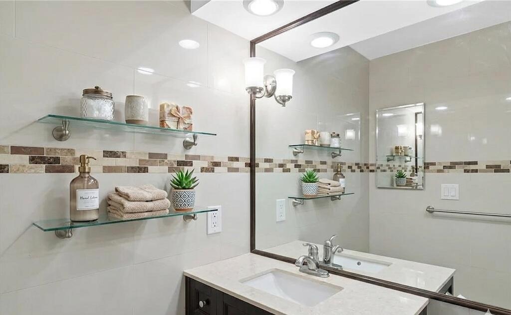 ADMIRALS PORT CONDO WEST BLDG - Residential