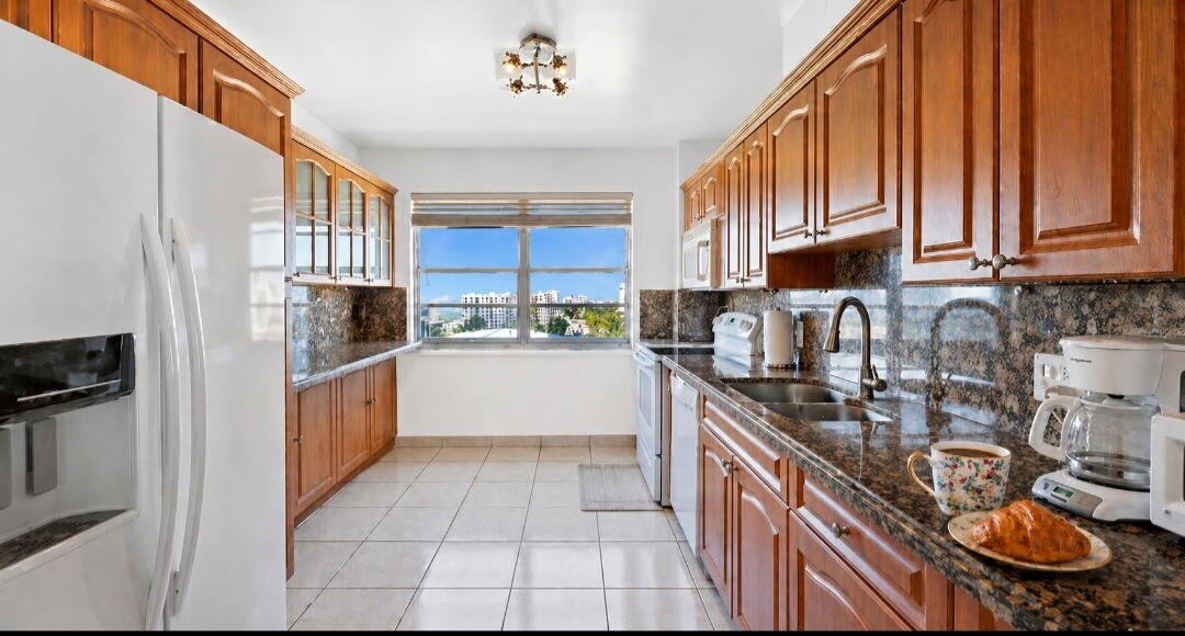 ADMIRALS PORT CONDO WEST BLDG - Residential