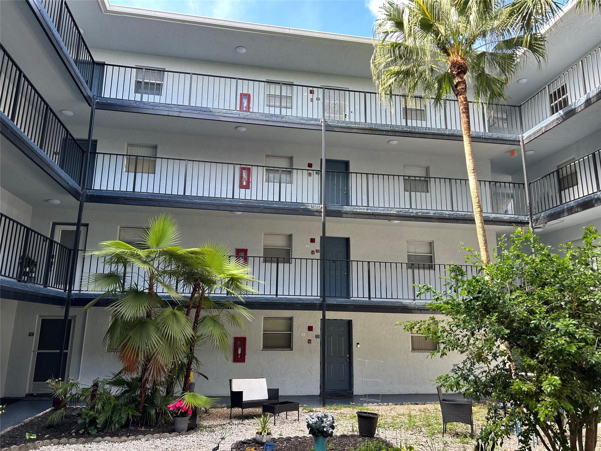2800 Somerset Dr 109J