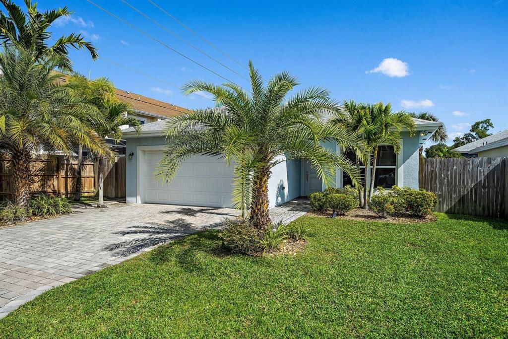 Photo of 17740 Cornelia Avenue, Jupiter, FL 33458 (MLS # R10777911)