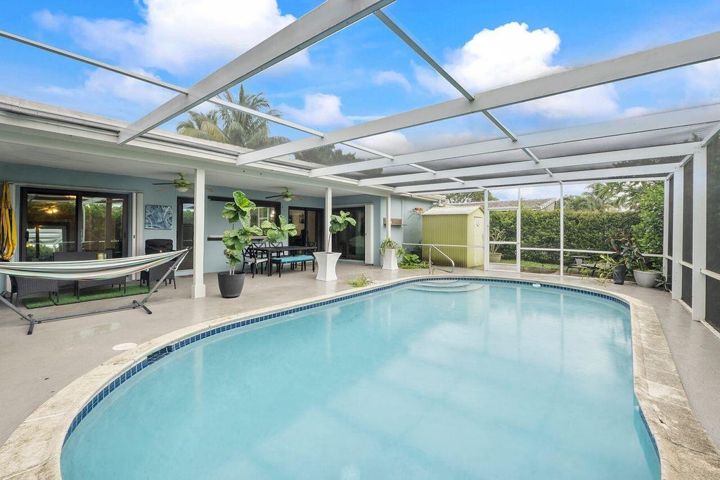 Photo of 4450 NW 19th Avenue, Oakland Park, FL 33309 (MLS # B26082612)