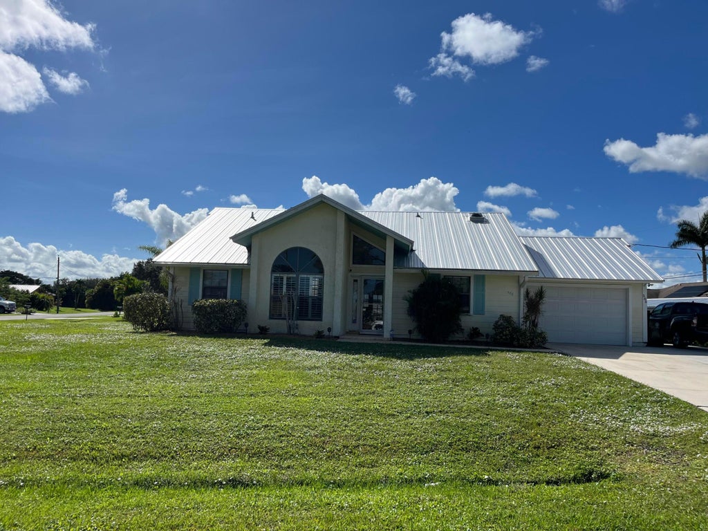 Photo of 586 SE Penn Avenue, Port Saint Lucie, FL 34952 (MLS # R11036385)