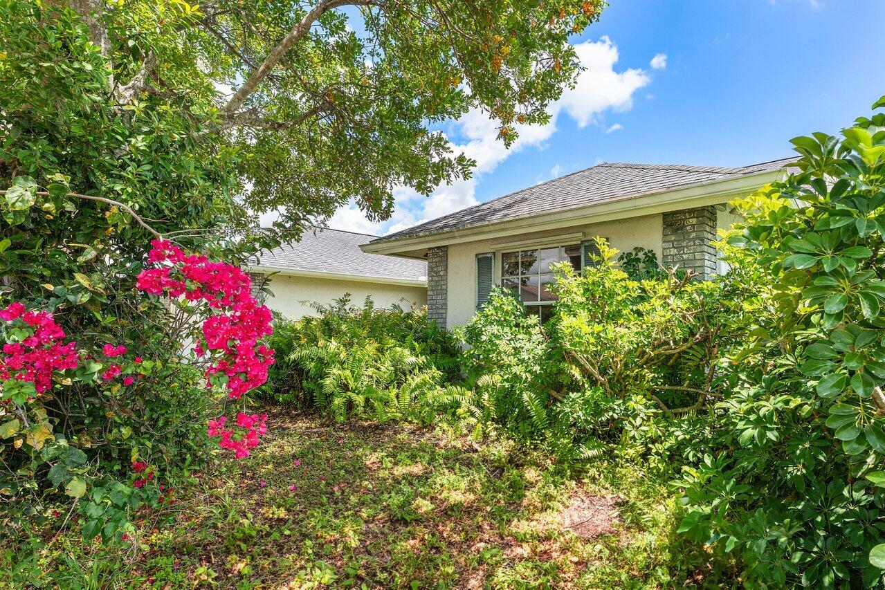712 Lemongrass Lane