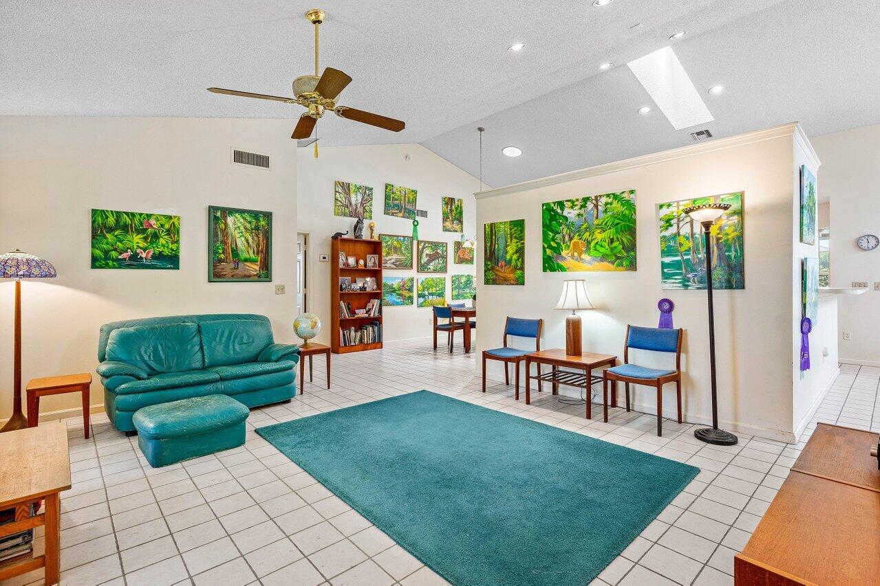 712 Lemongrass Lane
