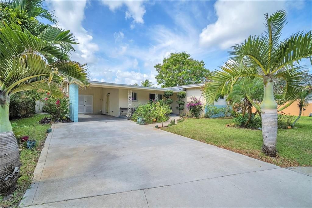 Photo of 961 W country club Circle, Plantation, FL 33317 (MLS # F10374069)