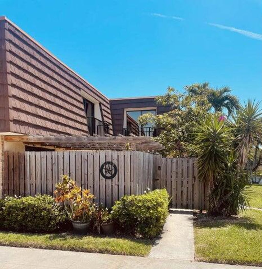 Photo of 1115 11th Lane, Palm Beach Gardens, FL 33418 (MLS # R11023627)