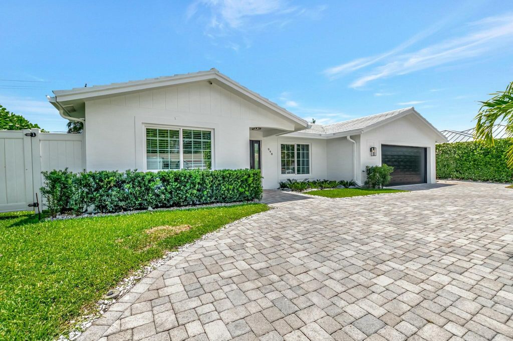 Photo of 998 SW 7th Street, Boca Raton, FL 33486 (MLS # R11084331)
