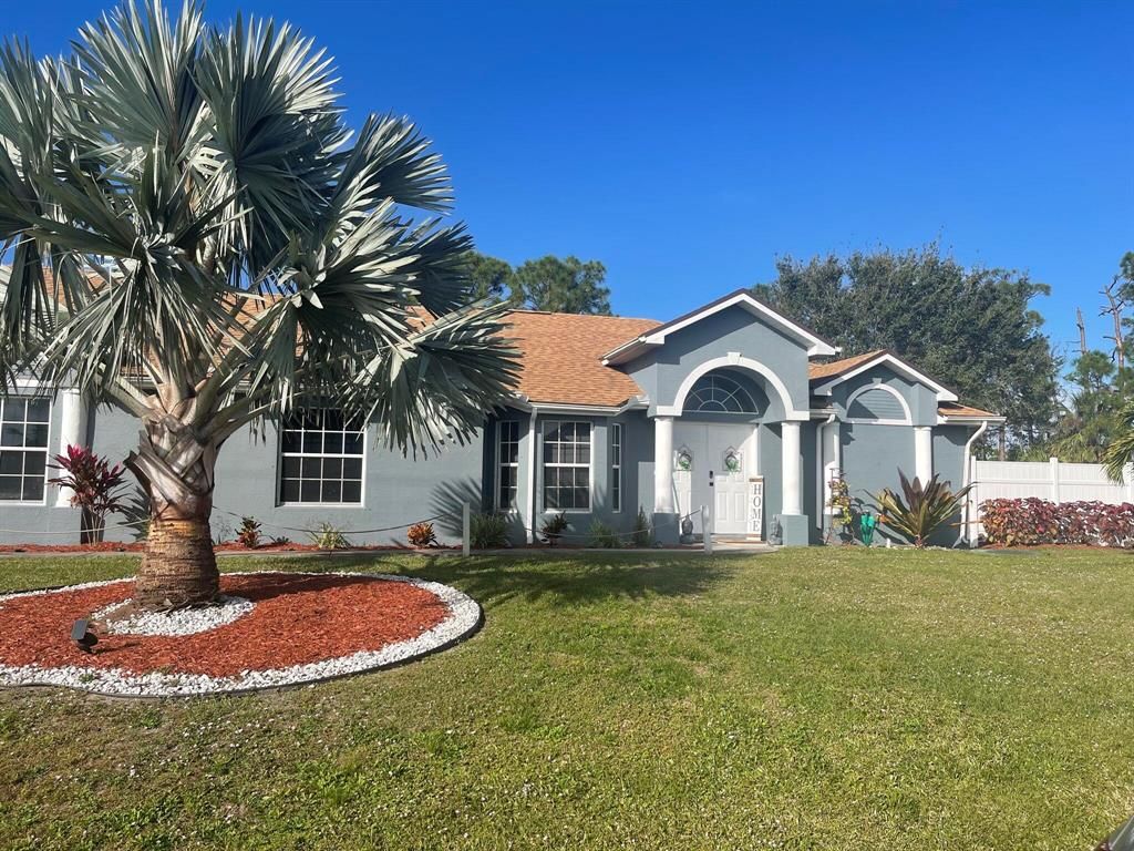 Photo of 6222 NW Gisela Street, Port St Lucie, FL 34986 (MLS # R10877865)