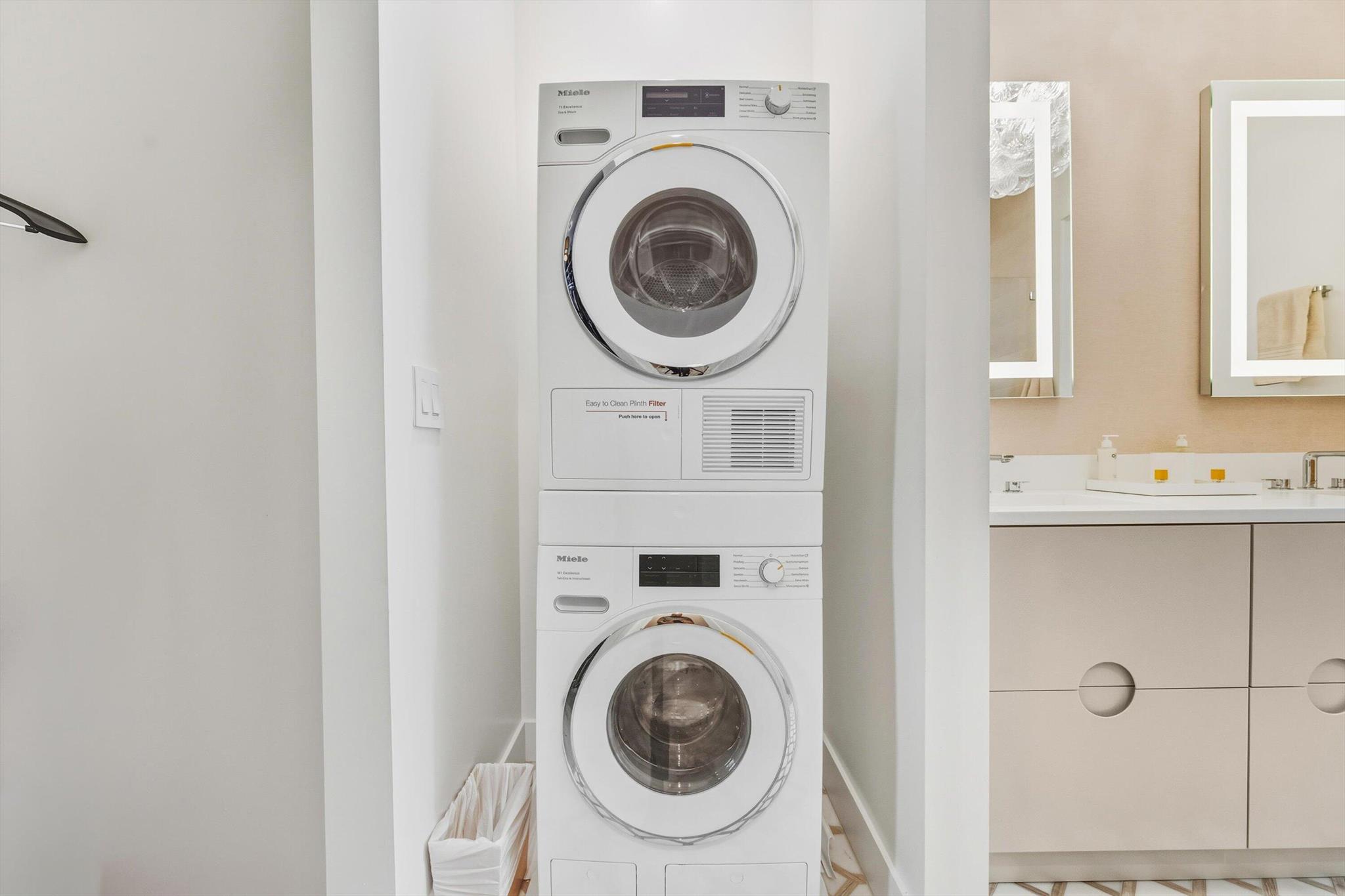 MALLORY SQUARE - Residential