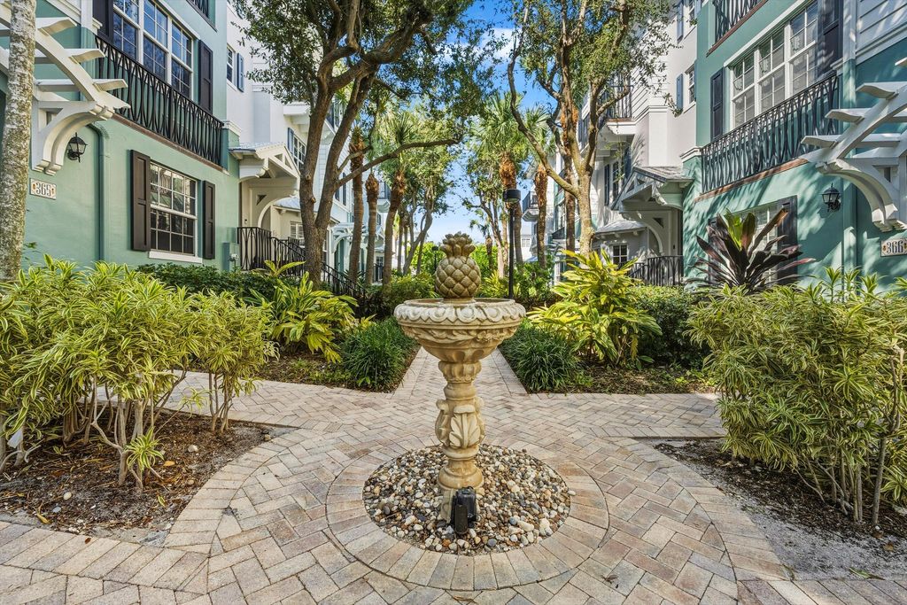 Photo of 362 E Mallory Circle, Delray Beach, FL 33483 (MLS # R11145293)